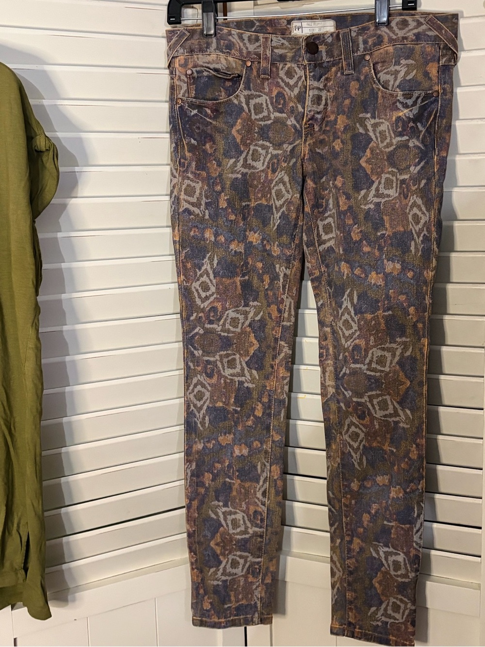 Two piece PREMIUM outfit including Free People jeans and an Aerie top - Picture 3 of 4